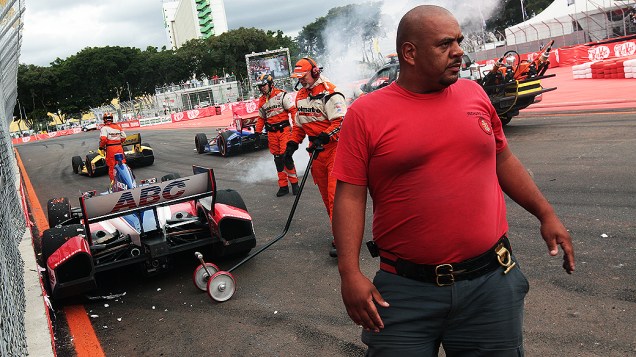 Equipes de resgate e bombeiros tentam ajudar carros a retornarem a corrida