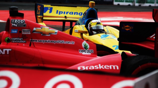 Acidente envolvendo vários carros durante corrida de fórmula Indy no Sambódromo do Anhembi em São Paulo