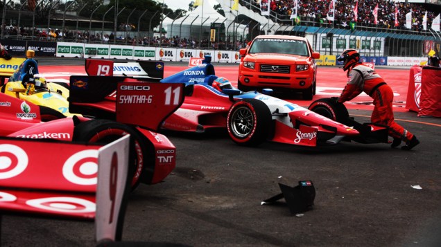 Acidente envolvendo vários carros durante corrida de fórmula Indy no Sambódromo do Anhembi em São Paulo