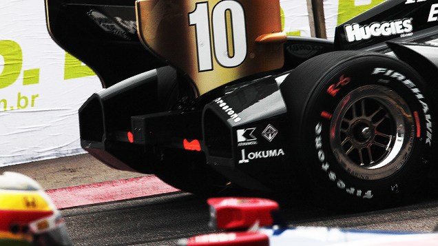 No detalhe, carro do piloto Dario Franchitti durante corrida da fórmula Indy no Sambódromo do Anhembi em São Paulo