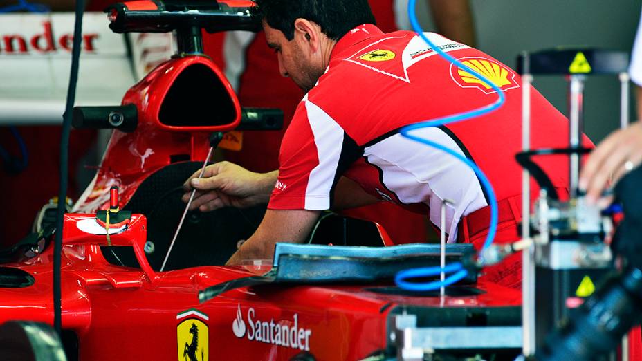 Movimentação no box da Ferrari Interlagos