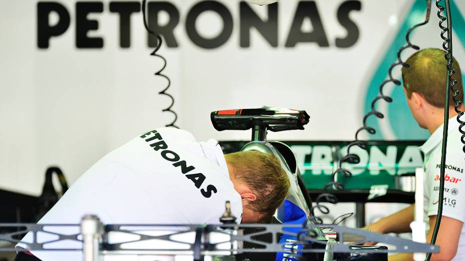 Movimentação no box da equipe Mercedes em Interlagos