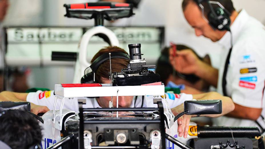 Movimentação no box da equipe Sauber em Interlagos
