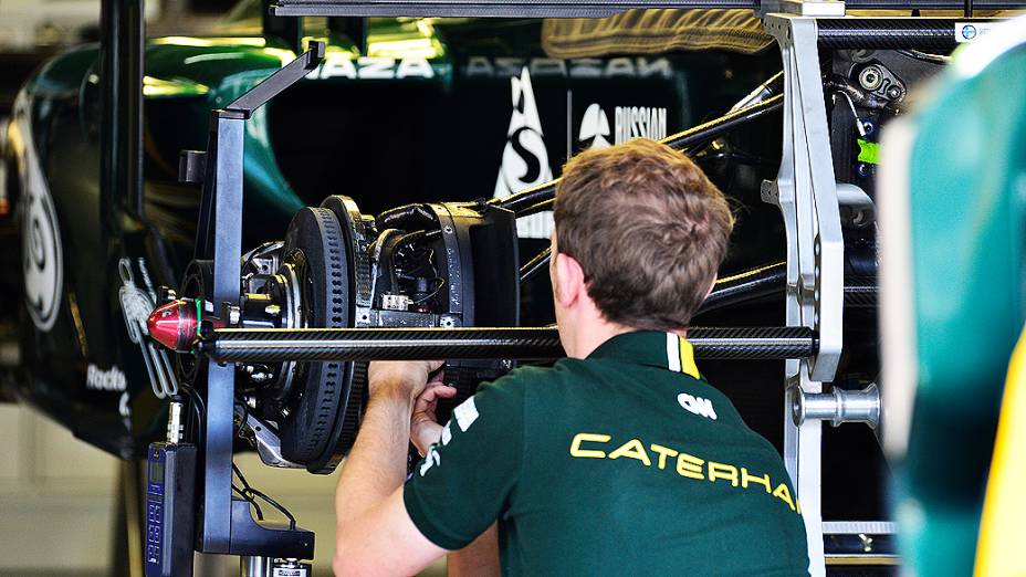 Movimentação no box da equipe Caterham em Interlagos