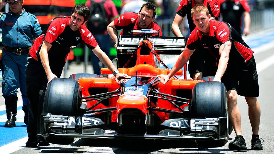 Movimentação no box da equipe Marussia em Interlagos