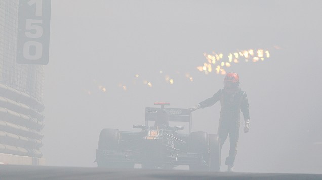 Um problema no motor do carro do finlandês Heikki Kovalainen durante a primeira sessão de treinos da F1 Monaco