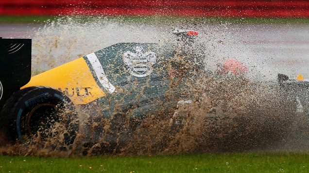 O piloto da Caterham, Heikki Kovalainen, em ação nos treinos livres do GP da Inglaterra, em Silverstone