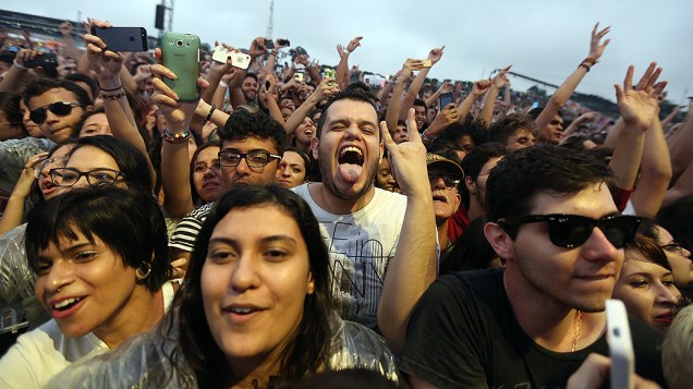 Público durante a apresentação da banda Foster the People, no segundo dia do Festival Lollapalooza 2015, no Autódromo de Interlagos, em São Paulo​