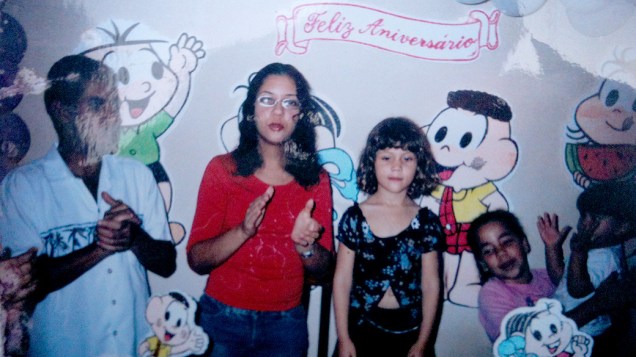 Jaílson e Fabiane, de cabelos compridos e pretos, no aniversário da filha Yasmin