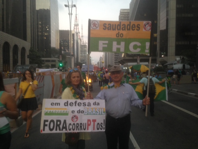 Residente no Brasil desde 1980, o alemão Gunther Reinprecht exibe seu cartaz a favor do governo FHC