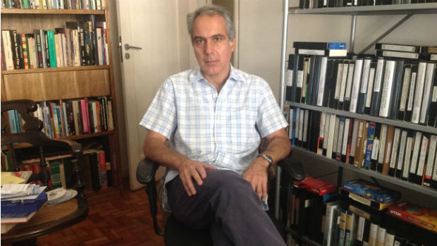 O pesquisador Antônio Venâncio no apartamento que abriga seu acervo, no Rio de Janeiro