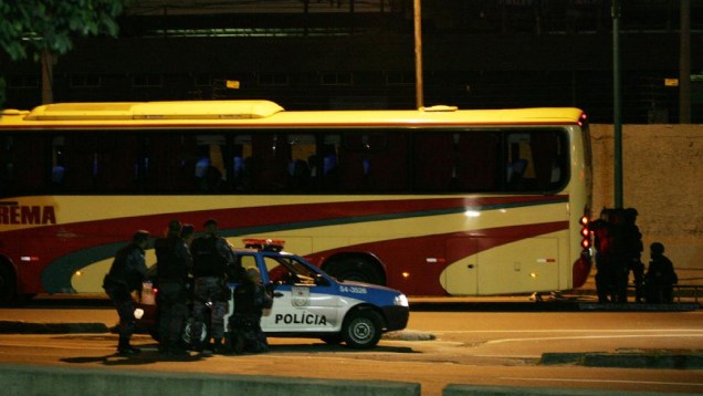 Ônibus é sequestrado por dois bandidos no Rio de Janeiro