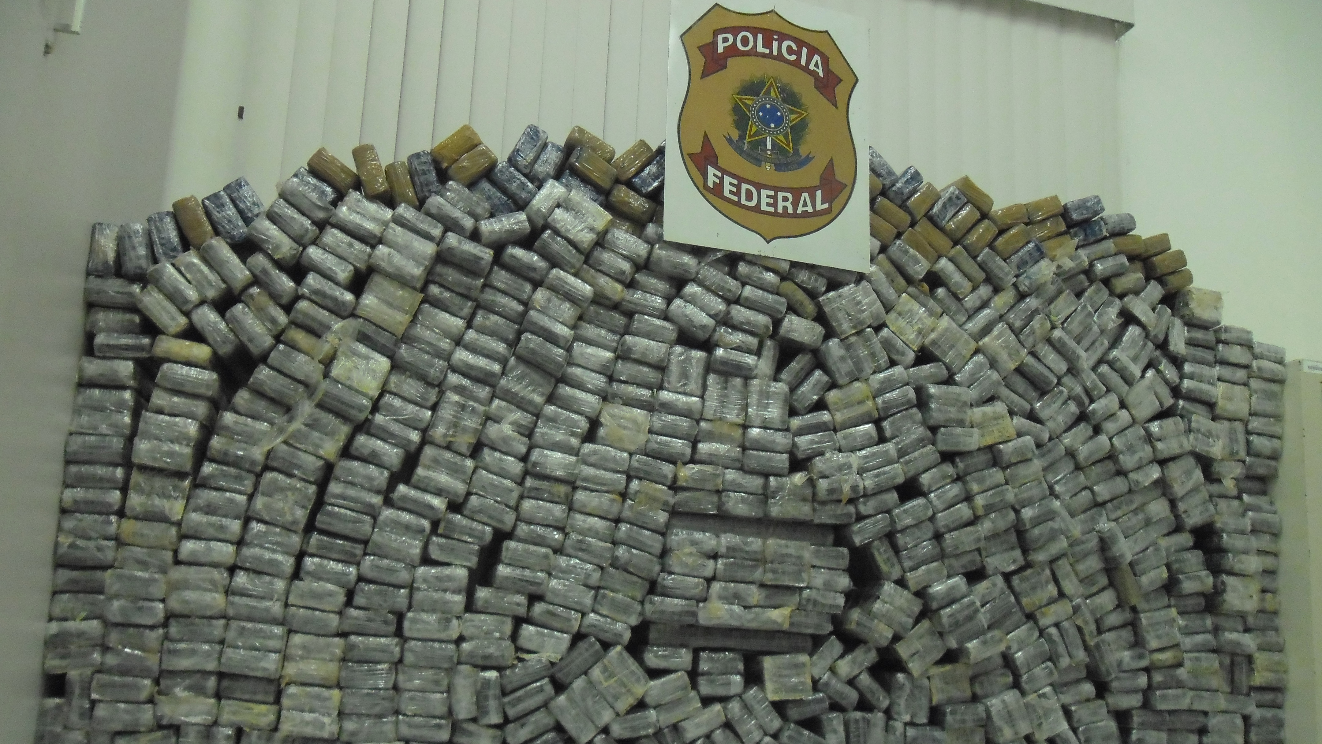 Carga de 831 quilos de cocaína apreendida com a quadrilha