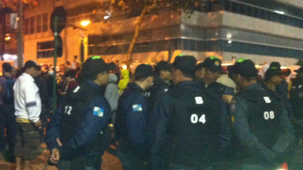 Policiais acompanham protestos com as fardas identificadas