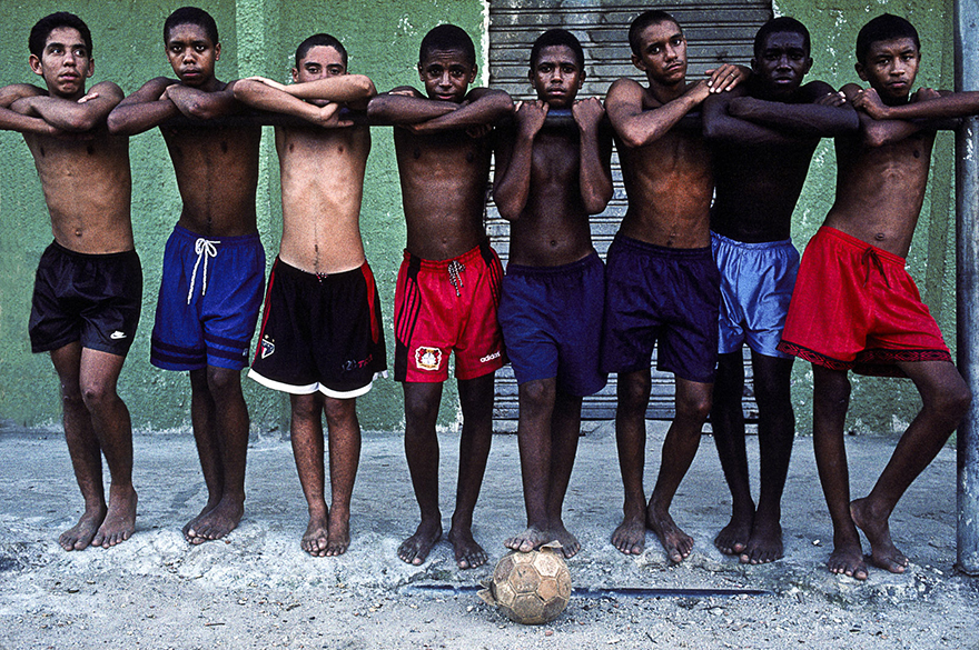 Grupo de amigos da favela do Jacarezinho, no Rio de Janeiro, faz pose depois de um jogo de futebol no campo de terra da comunidade, em 1998