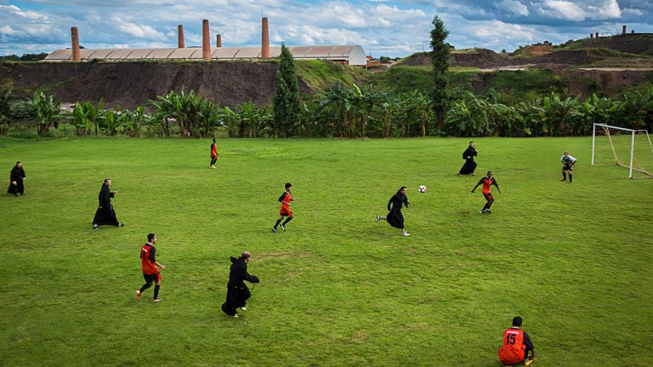 Padres do Seminário São Tomás de Villanova na cidade de Ourinhos, em São Paulo jogam partida de futebol contra o time de seminaristas