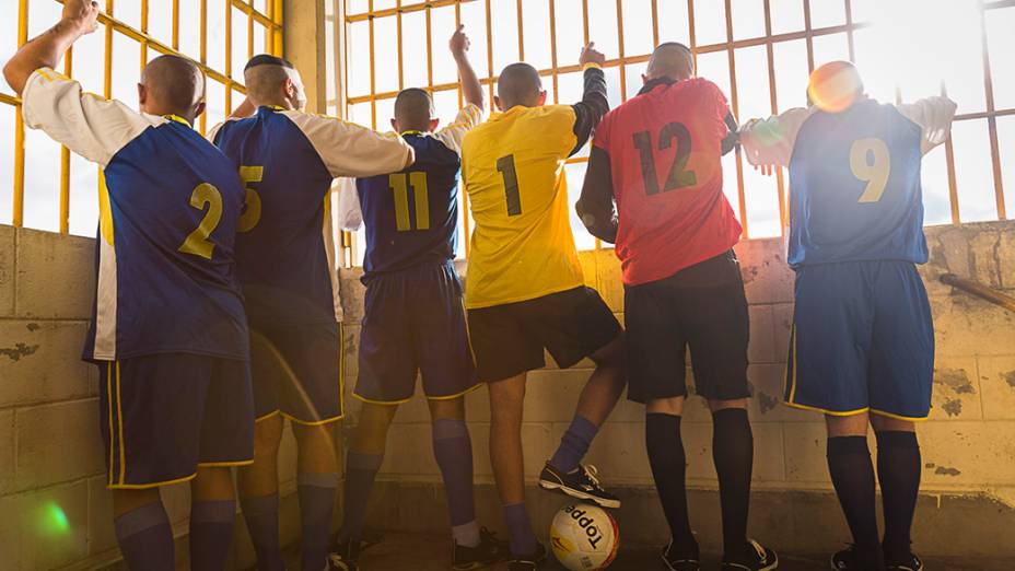 Menores da Fundação Casa em São Paulo, vestidos para um jogo de futebol