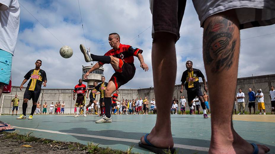 Detentos jogam futebol em uma das quadras da Penitenciária Desembargador Adriano Marrey, em Guarulhos, na Grande São Paulo