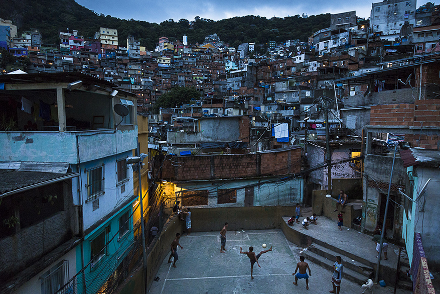 Jovens jogam futebol no coração da favela da Rocinha, considerada a mais densamente povoada do Rio de Janeiro