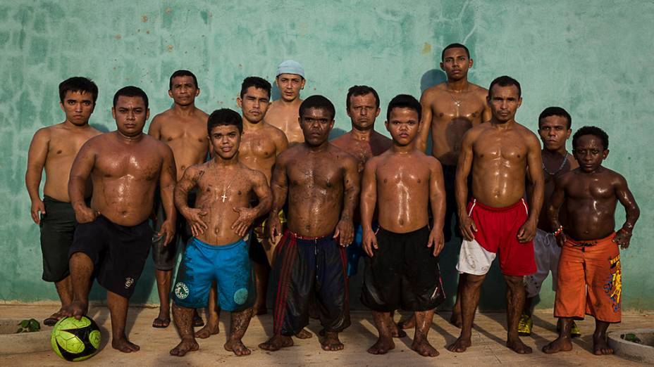 Os "Gigantes do Norte" time de futebol formado por anões criado em 2007. O grupo viaja extensivamente por todo o Brasil para disputa de jogos amadores contra adolescentes, crianças e também veteranos. Foto tirada no Maranhão, em 2013