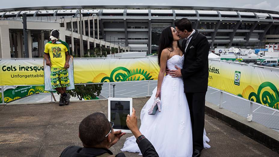 Casal recém-casado faz sessão de fotos para abençoar sua união, indo para os locais sagrados do estádio do Maracanã, o mais venerado do mundo no dia da final da Copa das Confederações entre Brasil e Espanha em 2013