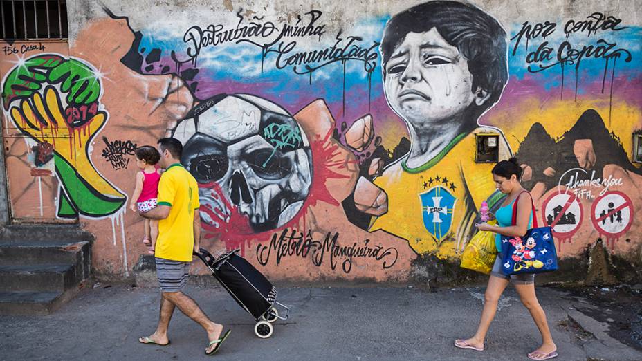 Mural reproduzindo uma famosa fotografia da Copa de 1982, retrata um jovem vestido com camisa da seleção brasileira chorando por causa da expulsão que ele e sua família vão sofrer devido à proximidade de sua casa com o estádio do Maracanã, no Rio de Janeiro