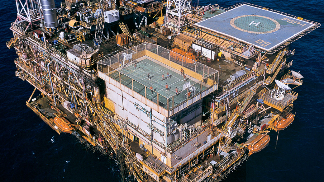 Funcionários gastam tempo livre para jogar futebol em cima de uma plataforma de petróleo da Petrobras, no Oceano Atlântico, em 1997