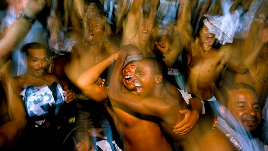 Torcedores do Botafogo comemoram em partida contra o São Paulo, no estádio do Maracanã durante a final do Torneio Rio-São Paulo de 1998