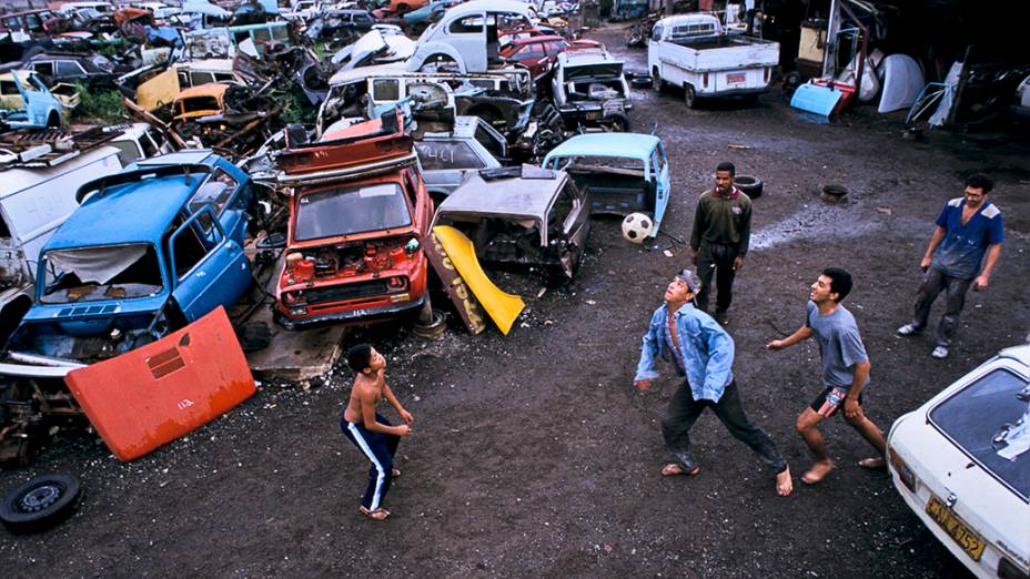 Meninos improvisam uma pelada, dentro de um ferro-velho em São Paulo - 1997