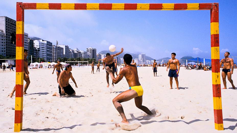 Grupo de amigo improvisa uma pelada na praia de Copacabana, em 1997