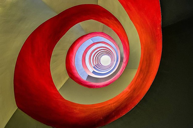 Valerie Prudon da Alemanha, venceu na categoria Arquitetura, com esta imagem intitulada Embaixo da Escada