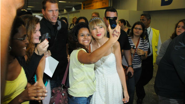 A cantora Taylor Swift desembarca no aeroporto do Galeão, no Rio de Janeiro
