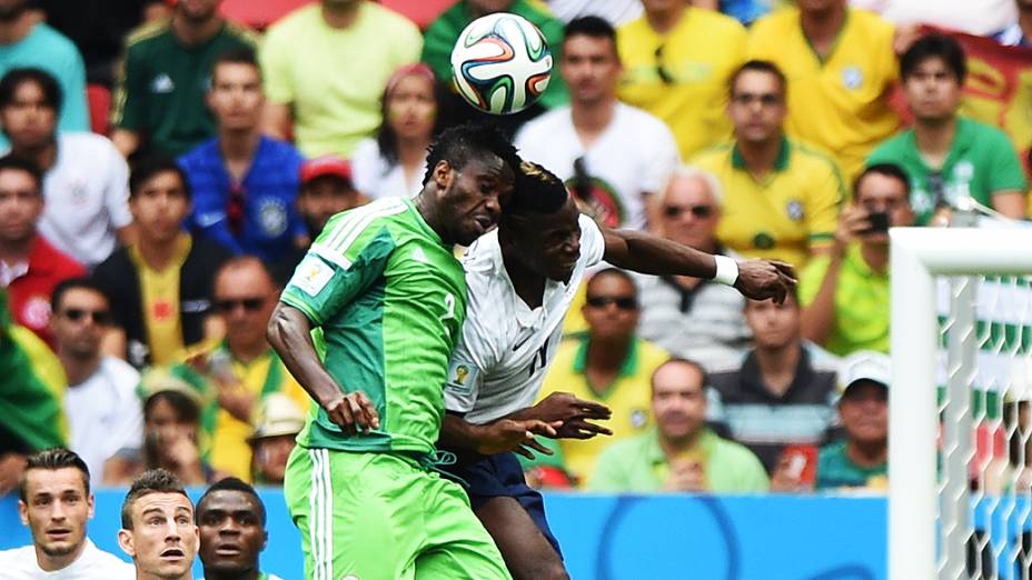 Jogadores de França e Nigéria disputam a bola de cabeça no Mané Garrincha, em Brasília