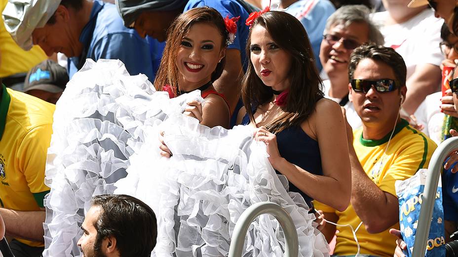 Torcedoras francesas durante o jogo contra a Nigéria no Mané Garrincha, em Brasília