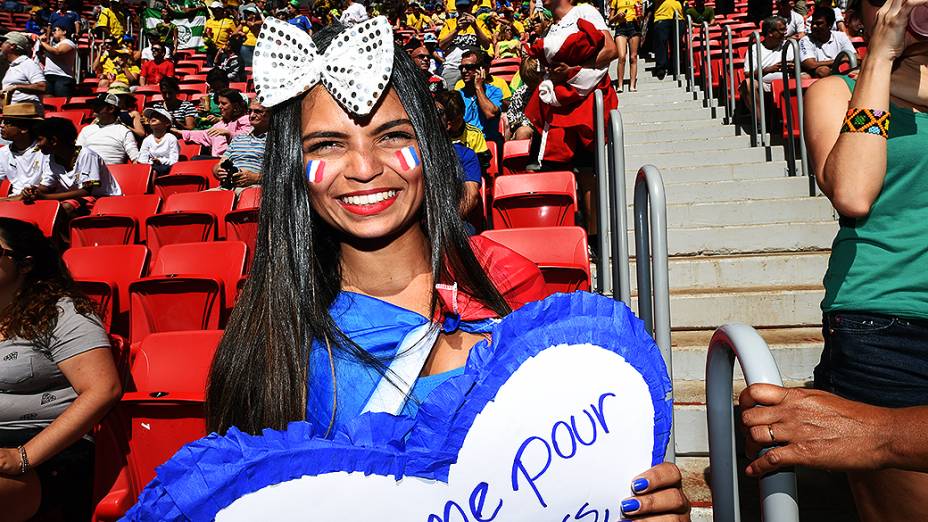 Torcedora da França durante o jogo contra a Nigéria no Mané Garrincha, em Brasília