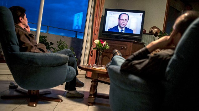 Pessoas assistem ao debate entre François Hollande e Nicolas Sarkozy