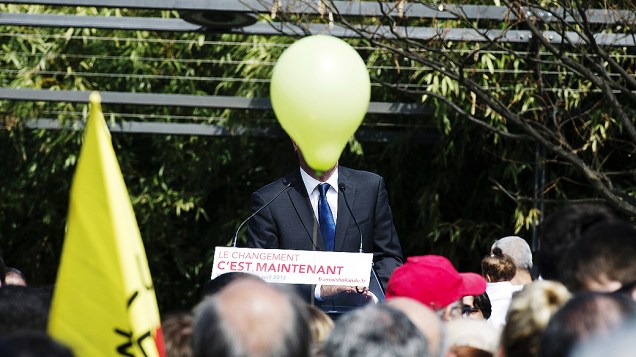 O candidato para a eleição presidencial na França, François Hollande, é visto atrás de um balão durante campanha