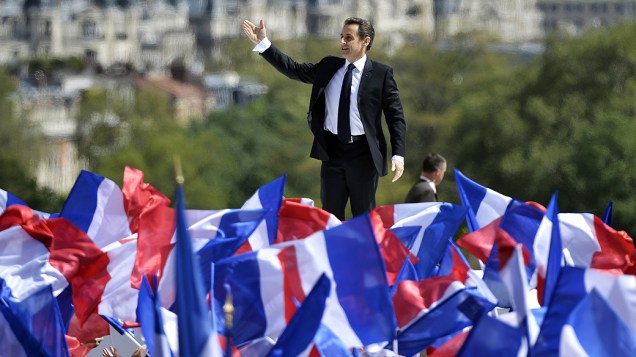 Nicolas Sarkozy, presidente da França e candidato à reeleição, acena a apoiadores durante campanha na praça do Trocadéro, em Paris