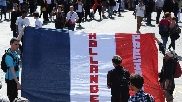 Partidários aguardam a chegada de François Hollande em encontro da campanha eleitoral para a eleições pesidenciais em Tolouse, França