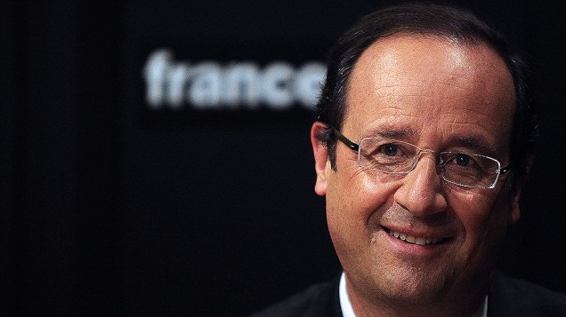 François Hollande, candidato do Partido Socialista para a eleições pesidenciais da França, participa de programa de rádio em Paris