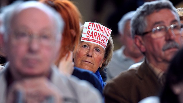 Partidária utiliza adesivo com os dizeres "Os estudantes com Sarkozy" durante encontro com o primeiro ministro François Fillon em apoio ao candidato em Woippy, França