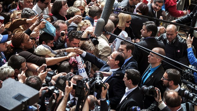 François Hollande, candidato do Partido Socialista para as eleições pesidenciais da França, após comício em Nevers, França