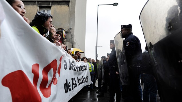 Protesto dos trabalhadores da montadora PSA no prédio em que ocorreria o debate dos candidatos antes do segundo turno em Saint-Denis, França