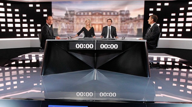 Candidatos à eleição François Hollande e Nicolas Sarkozy durante debate nacional na televisão entre os dois turnos da eleição em Saint-Denis, França
