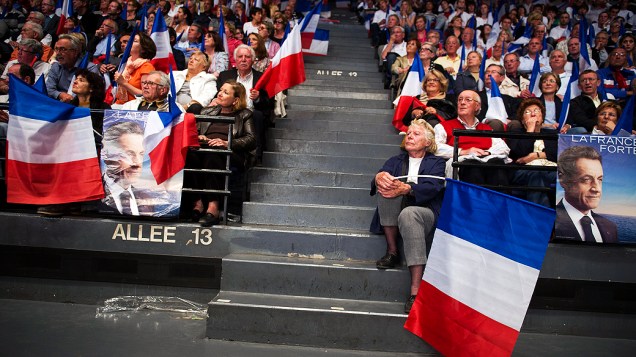 Partidários durante discurso de Nicolas Sarkozy, presidente da França e candidato à reeleição, em Toulon, França
