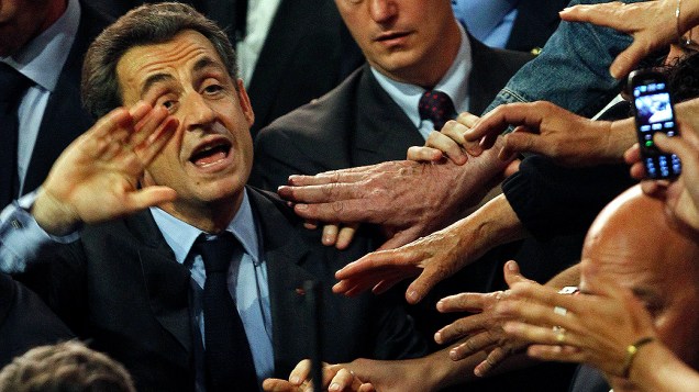 Nicolas Sarkozy, presidente da França e candidato à reeleição, cumprimenta eleitores ao fim de uma passeata em Toulon, França