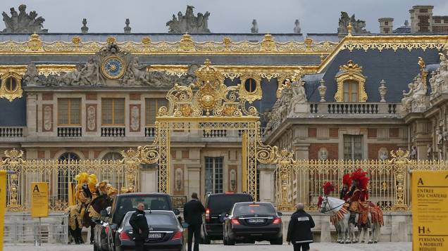 Movimentação no Palácio de Versalhes antes da festa de Kim Kardashian e Kanye West, na França