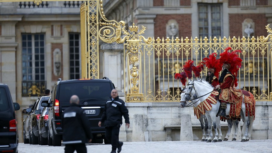 Movimentação no Palácio de Versalhes antes da festa de Kim Kardashian e Kanye West, na França