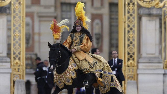 Cavaleiro recebe os convidados de Kim Kardashian e Kanye West no Palácio de Versalhes