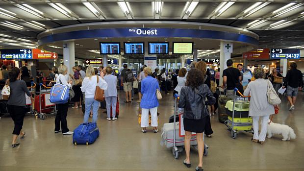 Passageiros procuram informações sobre voos no aeroporto de Orly, ao sul de Paris